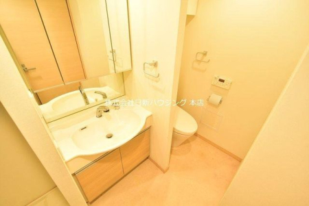 �����s������a�c1���ڂ̒��Ã}���V�����̐��ʑ�E���ʏ�