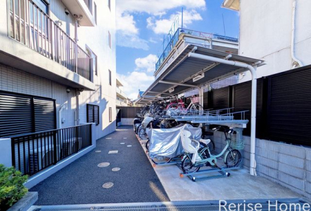 �����s������s��5���ڂ̒��Ã}���V�����̃��r���O